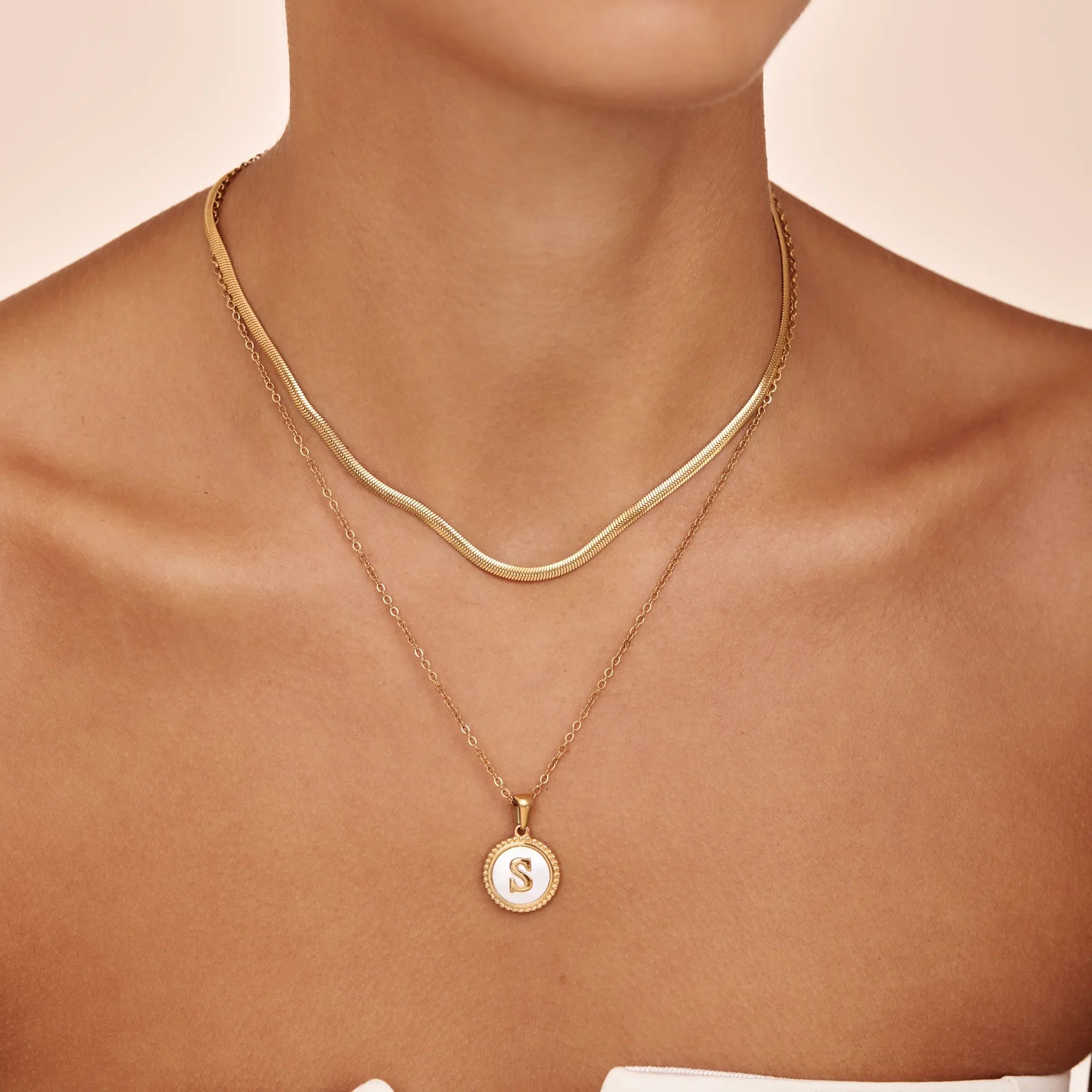 Collier Lettre Nacrée — vue 2