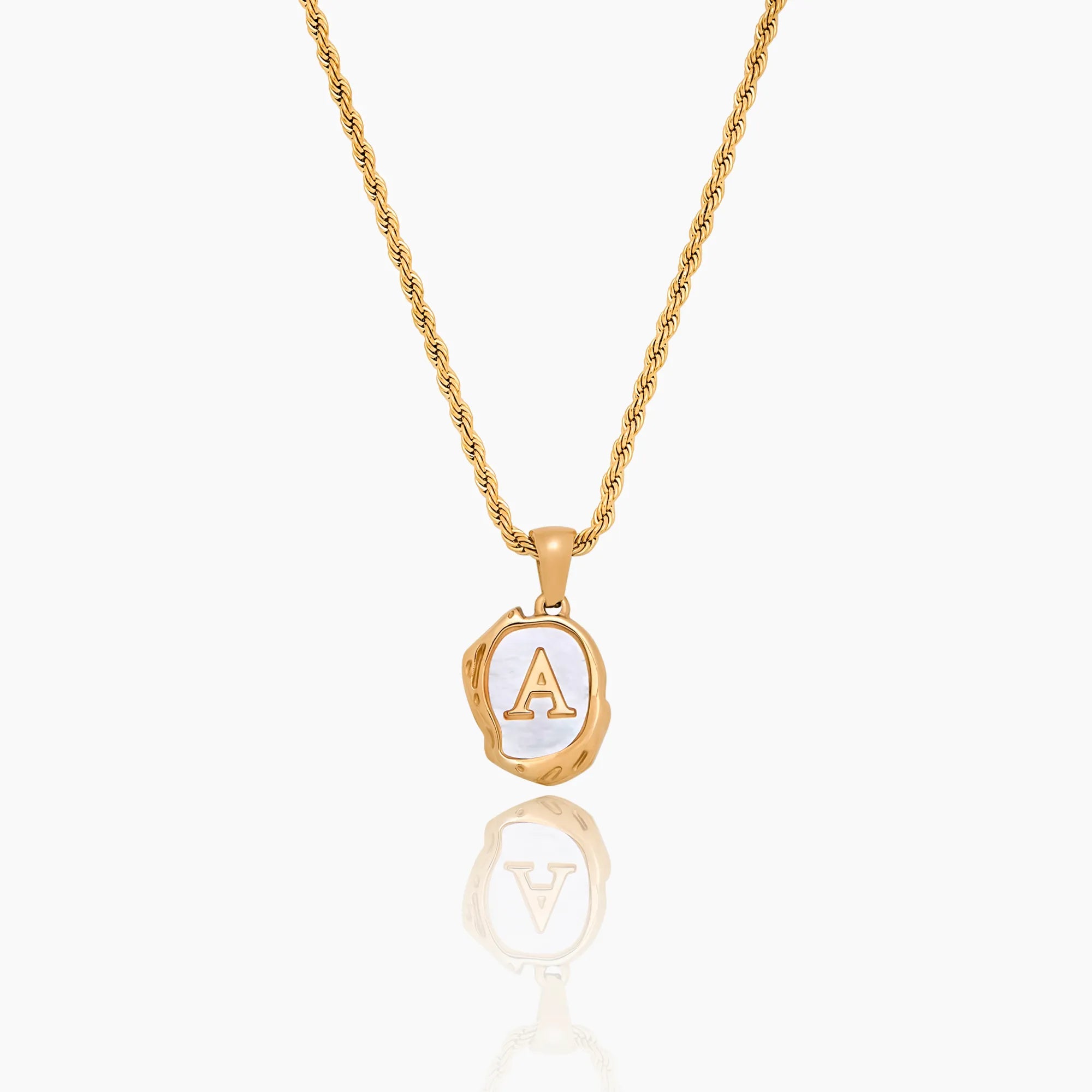 Collier Médaillon Initiale — vue 1