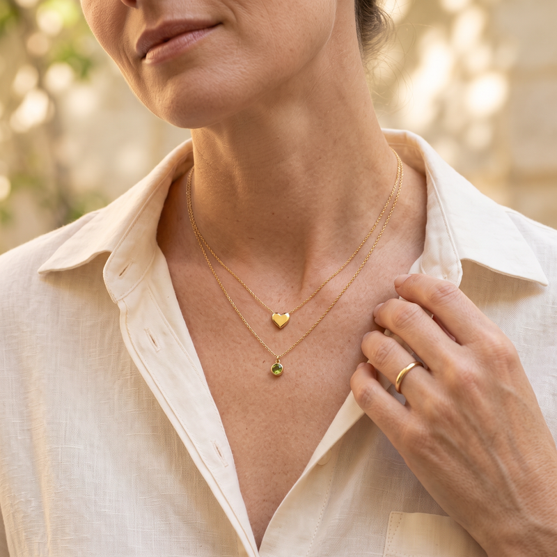 Colliers dorés et pendentif cœur à la lumière naturelle