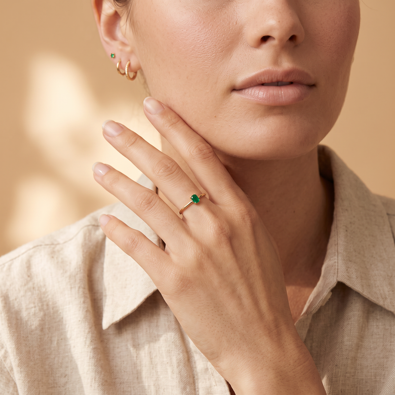 Bague verte et petites boucles dorées